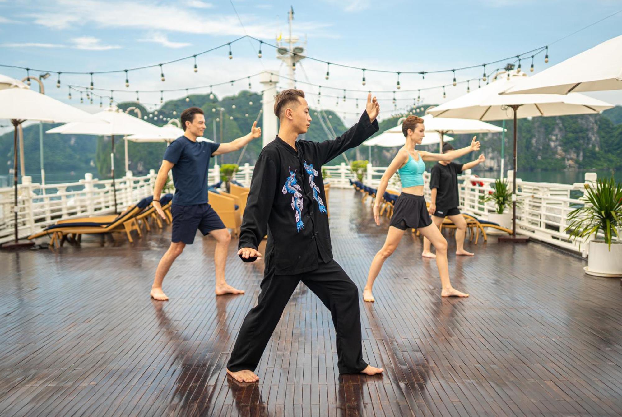 The Au Co Cruise - Managed By Bhaya Cruise Hotell Ha Long Eksteriør bilde